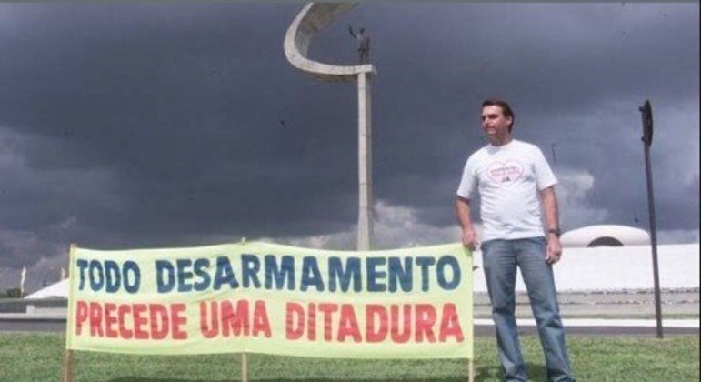  Bolsonaro protesta: 'todo desarmamento precede uma ditadura'