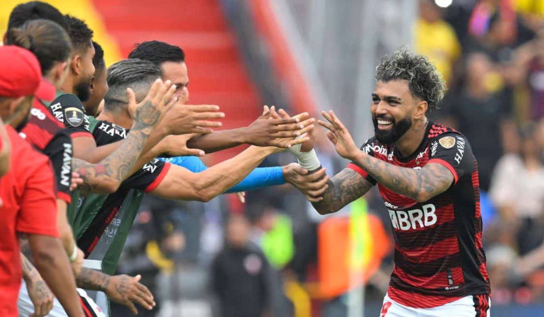 Gabigol brilha novamente, Flamengo bate Athletico-PR e é tri da Libertadores