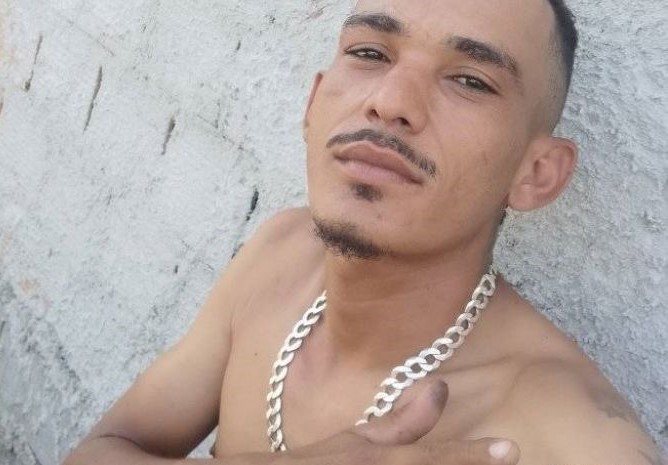 Jovem é assassinado com vários tiros enquanto chegava em casa de moto no Sertão de Alagoas