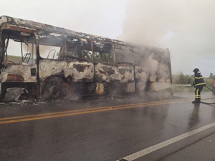 Motociclista morre em acidente com ônibus na BR-316, em Atalaia; ônibus pegou fogo