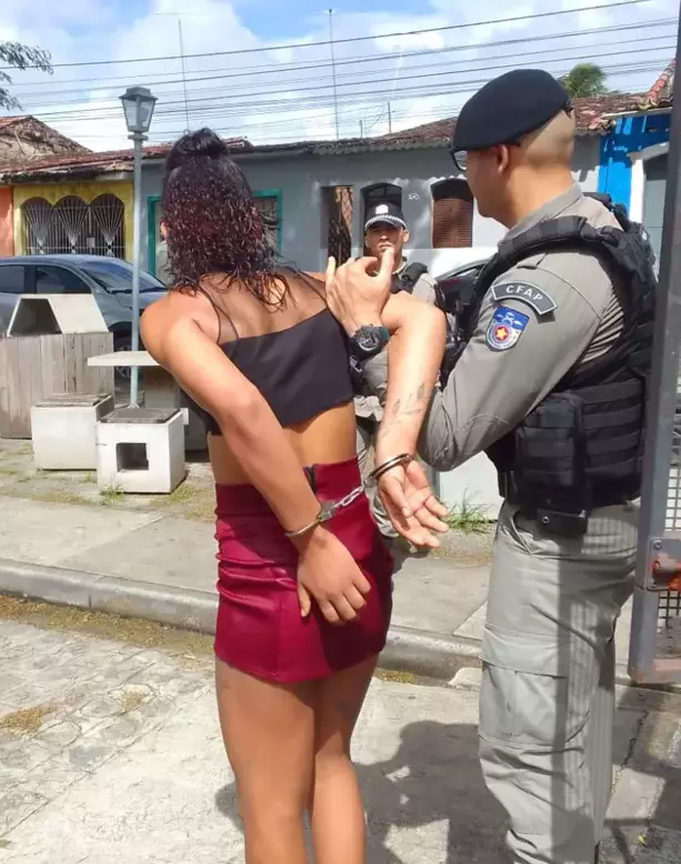 Travesti é presa horas depois de matar homem a tiros dentro de casa