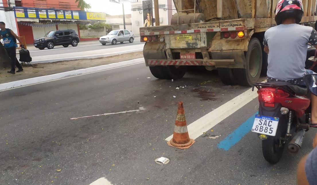 Motociclista fica gravemente ferido ao colidir contra traseira de carreta na Av. Fernandes Lima