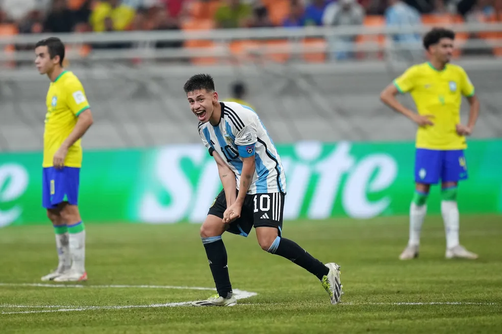 Claudio Echeverri, da Argentina, celebra um gol contra o Brasil no Mundial Sub-17 — Foto: Getty Images