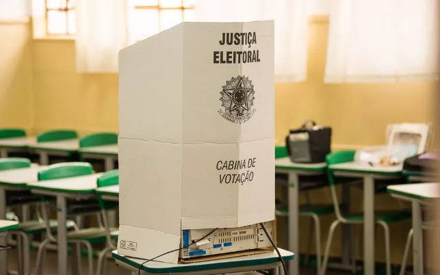 TSE diz que eleitor deve entregar celular antes de entrar na cabine de votação