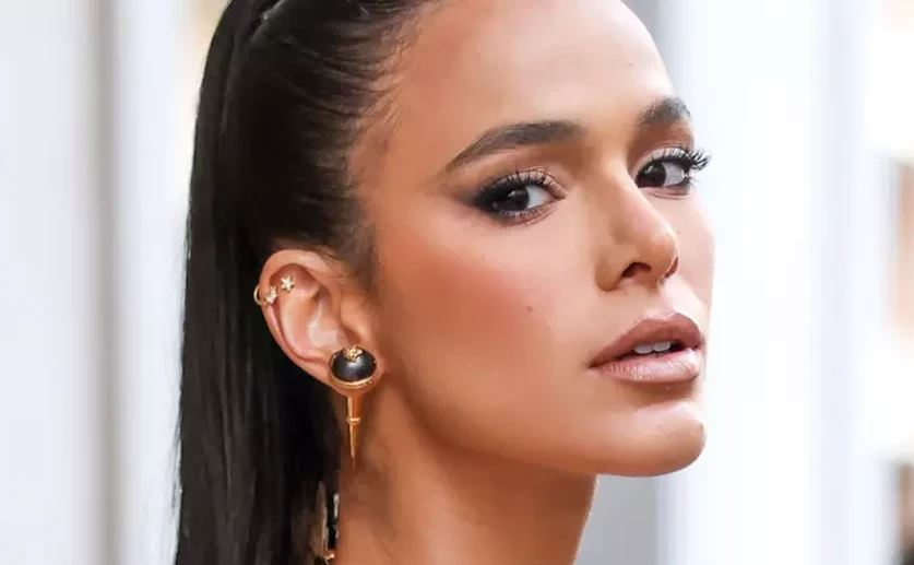 R Dio Palmeira Fm Bruna Marquezine Exibe Seios Em Ensaio Nu E Viraliza Na Web Veja