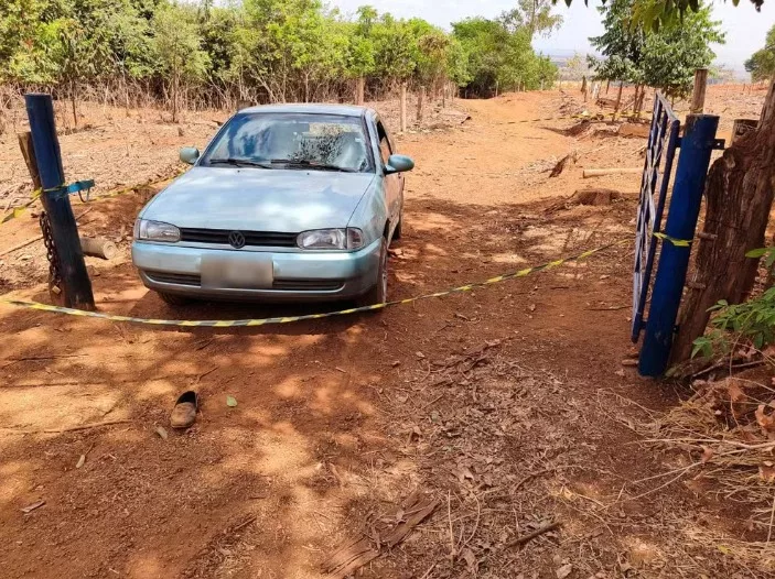 Idoso desce para abrir porteira e morre atropelado pelo próprio carro