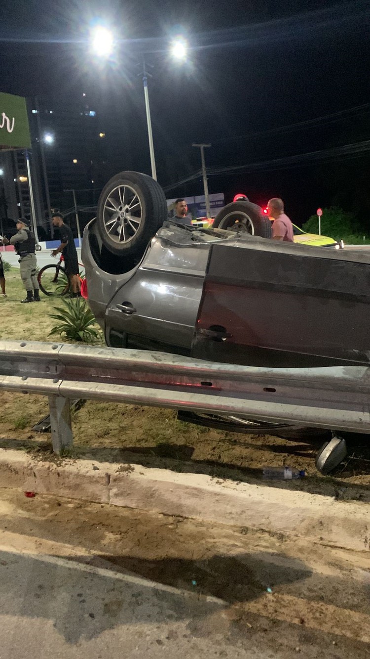 Condutor fica ferido após carro capotar na Rota do Mar