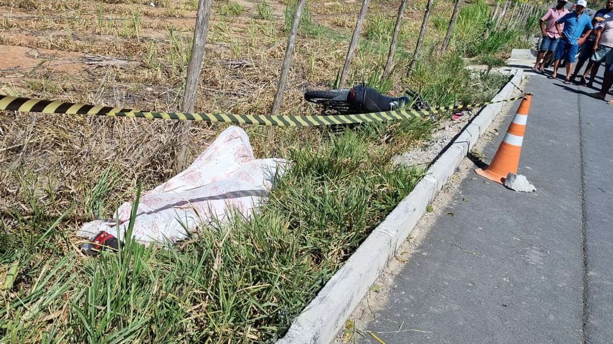 Homem morre após perder o controle de motocicleta e sobrar na pista