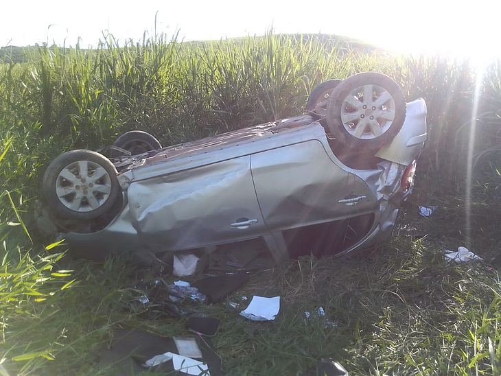 Suspeitos capotam carro roubado na AL-430 e fogem, em São Luís do Quitunde