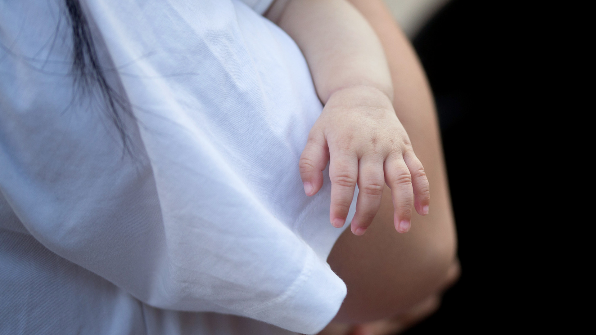 Mulher é presa após filha de dois meses morrer de fome