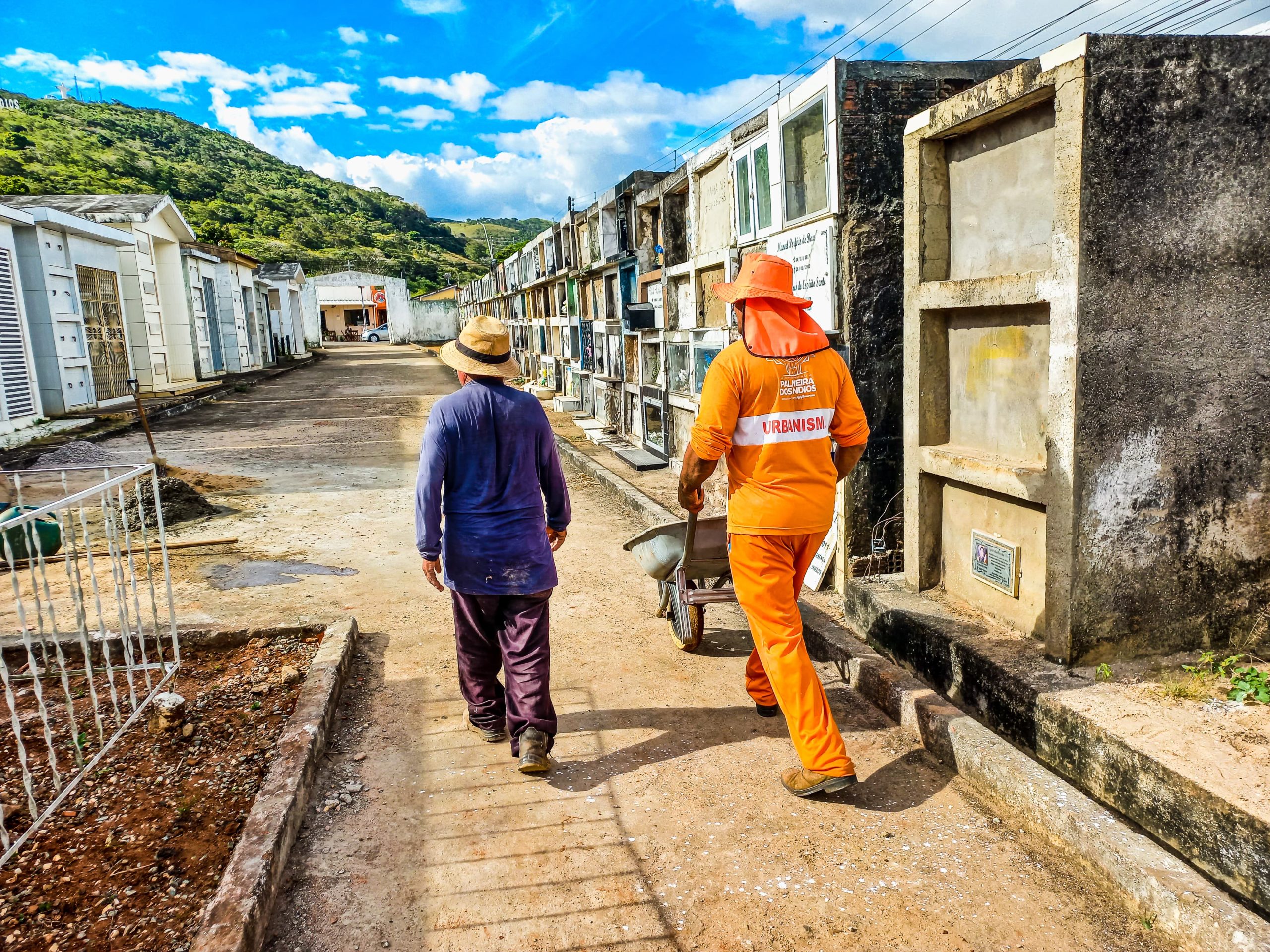 Prefeitura de Palmeira inicia preparativos em cemitérios públicos para celebrações do Dia de Finados