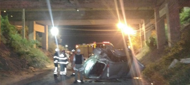 Motorista perde controle de veículo que trafegava com crianças e cai em viaduto de Arapiraca