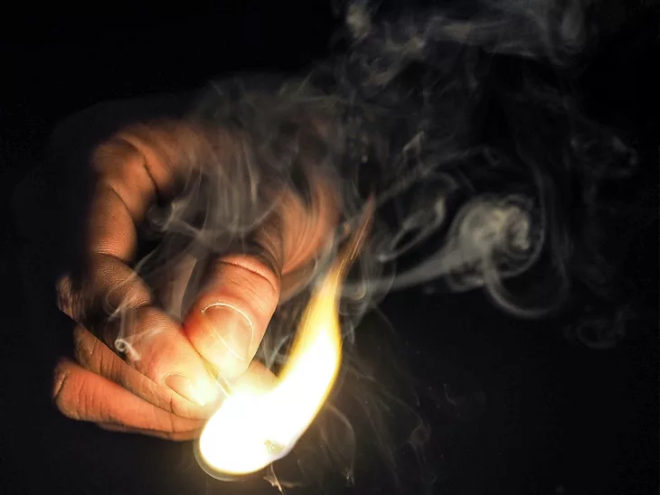 Mulher é amarrada por populares após tentar atear fogo em serraria