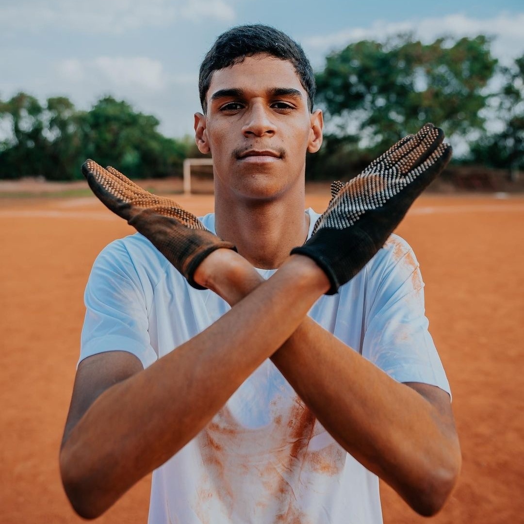 Empresário do luva de pedreiro explica motivo da pausa e garante: "Ele volta." 