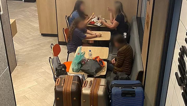 Desconfiança e mistério: mãe e filha 'moram' há 2 meses em McDonald's do RJ