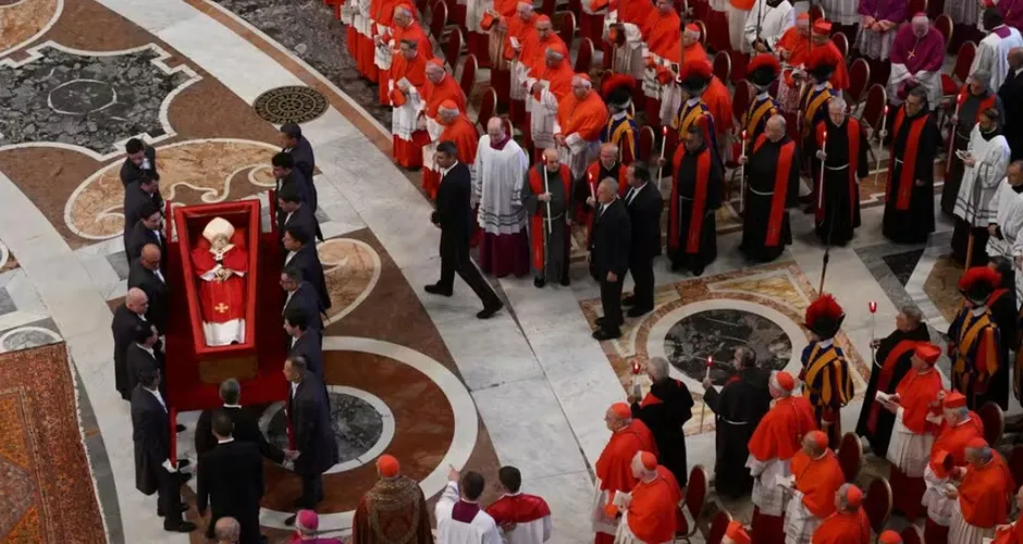 Corpo do Papa Francisco é velado na Basílica de São Pedro, no Vaticano. ALESSANDRO DI MEO/Pool via REUTERS