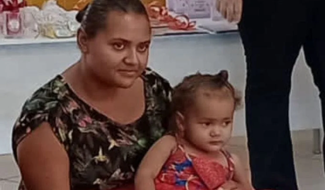 Mulher e filha de 2 anos morrem eletrocutadas no quintal de casa 