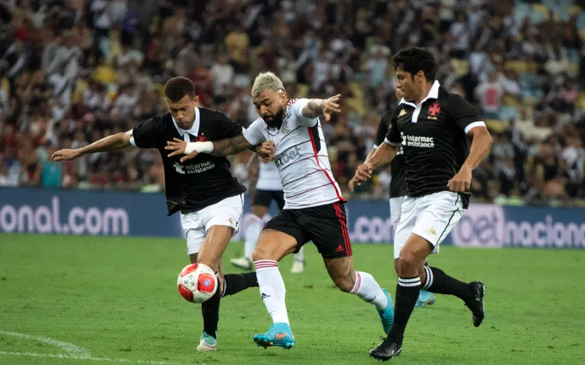 Gabigol perde pênalti e Flamengo empata no clássico com o Vasco