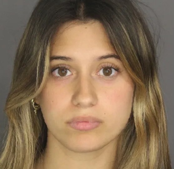 Professora é detida por enviar fotos explícitas a aluno de 14 anos