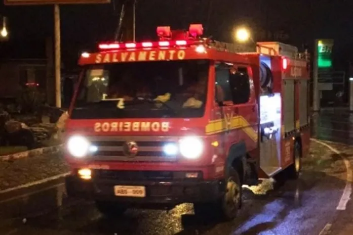 Carro é foco de incêndio em trecho da BR-316, em Estrela de Alagoas