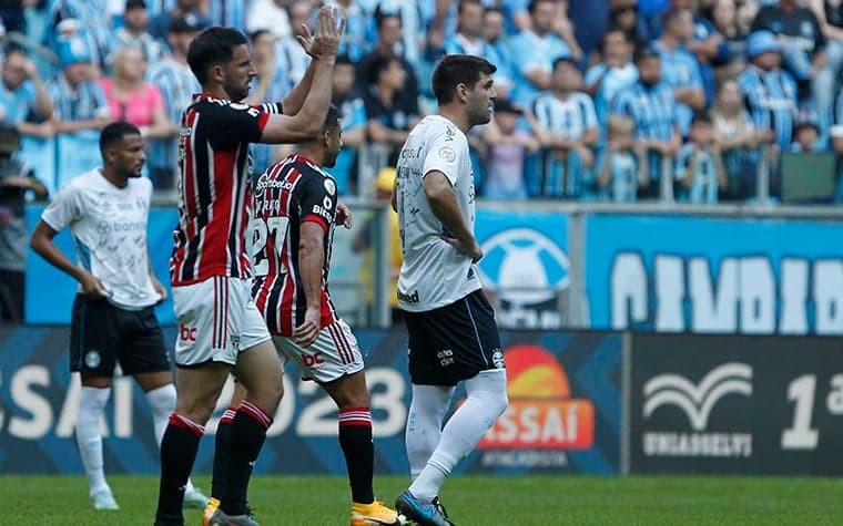 Com lei do ex e pênalti, Grêmio vence o São Paulo pelo Brasileirão