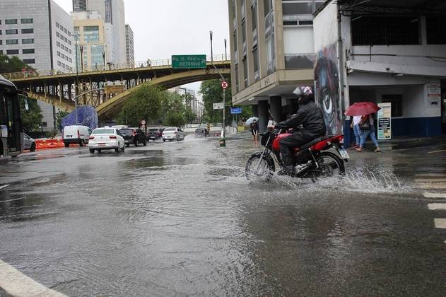 Temporal com fortes ventos causa mortes, falta de energia e fecha estrada e aeroporto em SP