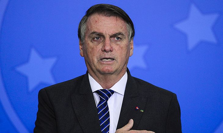 Troca de mensagens em WhatsApp pode livrar Bolsonaro da acusação de golpe; entenda