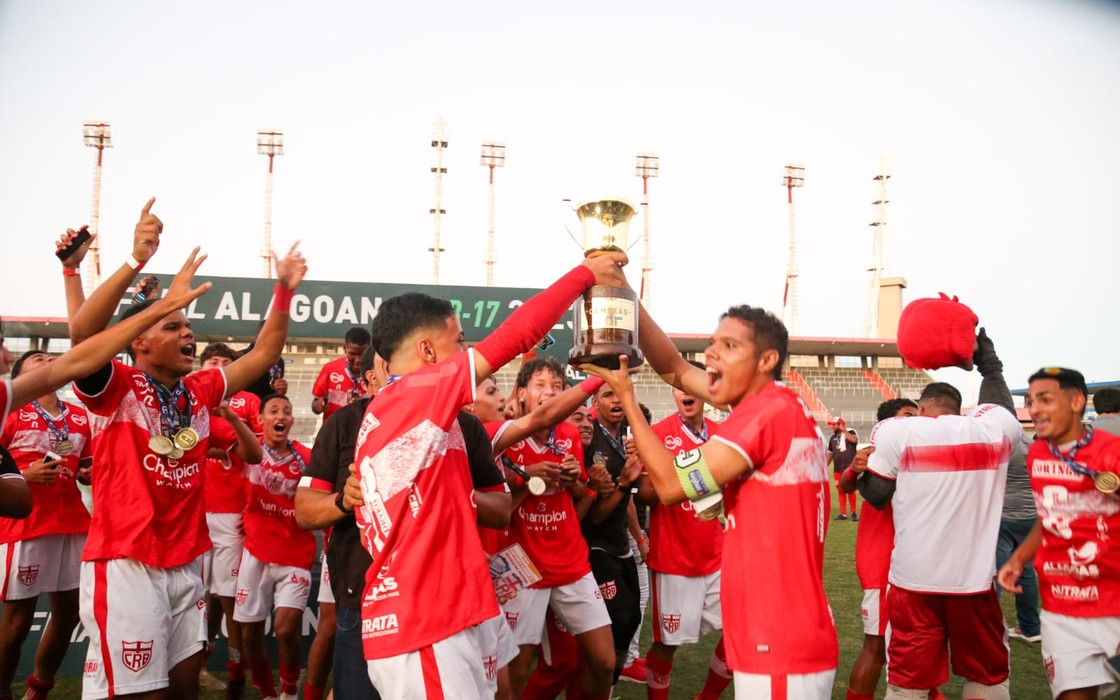 CRB sagrou-se tricampeão alagoano no Sub-17 e fez a festa no Rei Pelé - FOTO:  Ailton Cruz