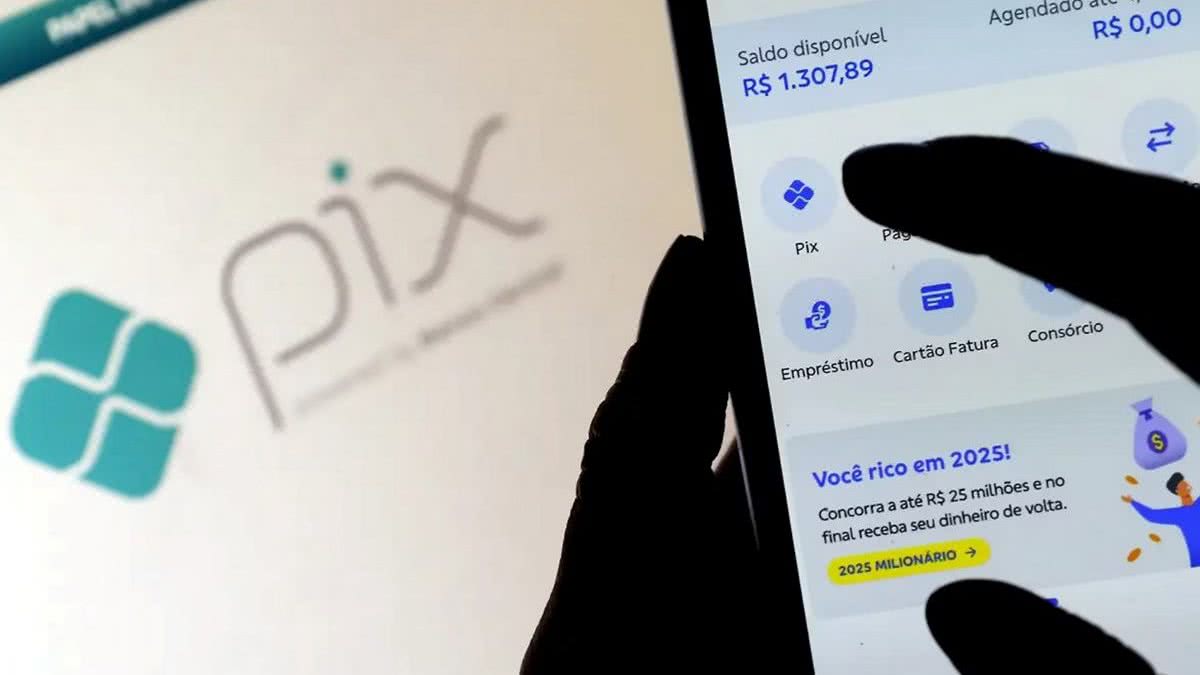 Novo golpe do Pix controla celular para limpar a conta; veja como golpista aborda vítima