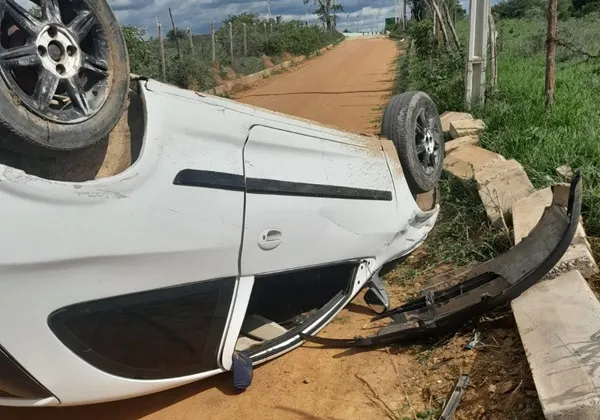  Motorista perde o controle e veículo capota em Palmeira dos Índios