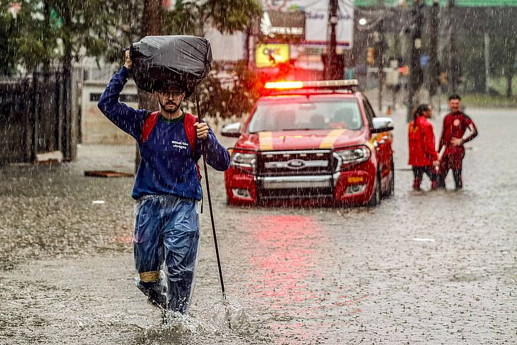 Com chuva forte, água sobe pelos bueiros e volta a inundar ruas em Porto Alegre