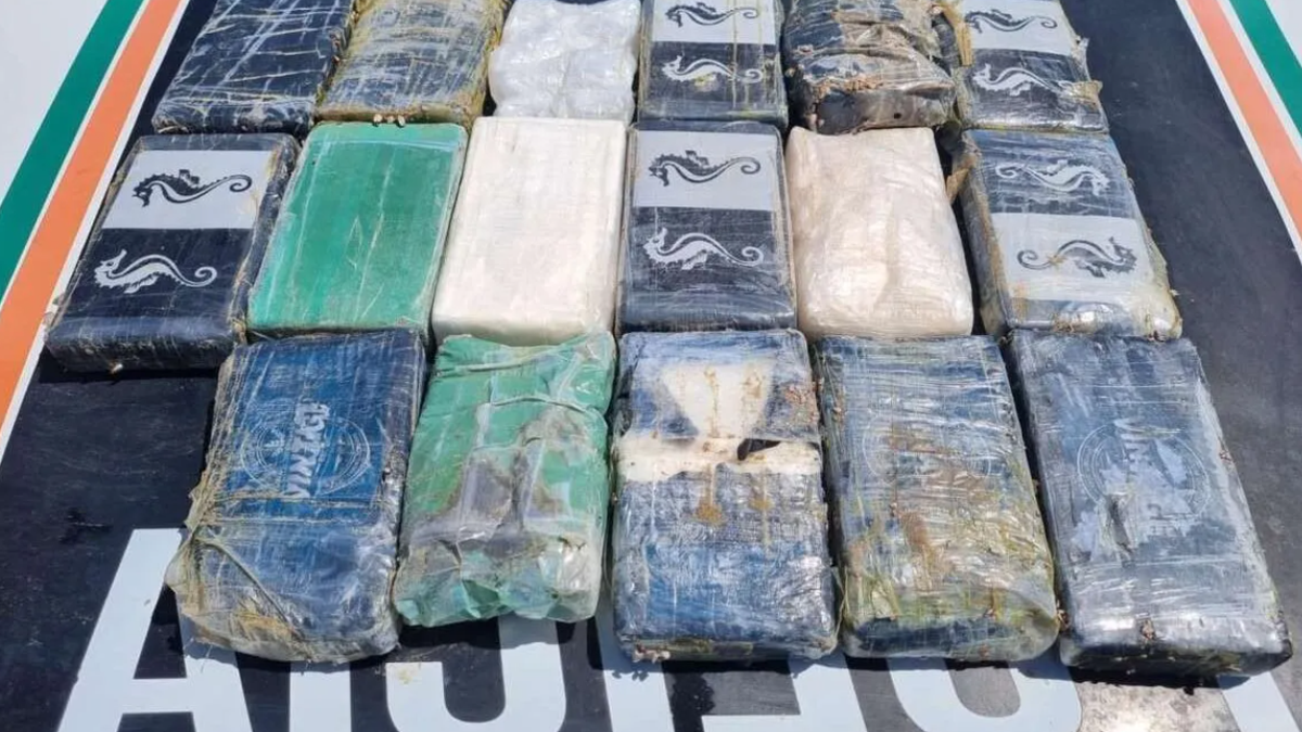 Banhistas encontram pacotes de cocaína enterrados em praias no Ceará