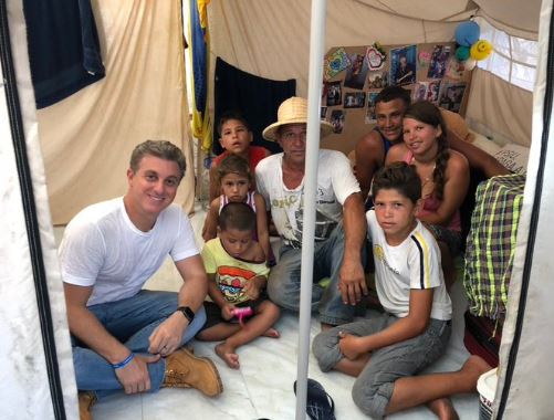 Luciano Huck, após encontro de Lula com Maduro, surge ao lado de refugiados da Venezuela e desabafa