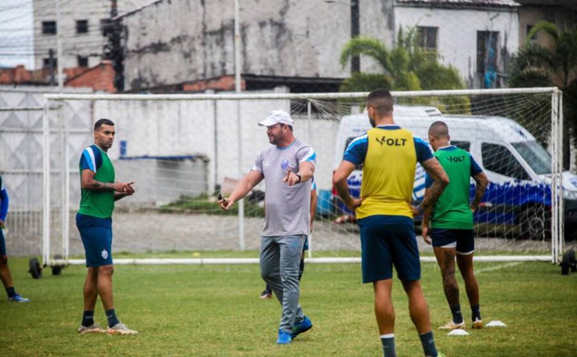 CSA embarca para Chapecó e time ainda tem dúvidas no setor ofensivo