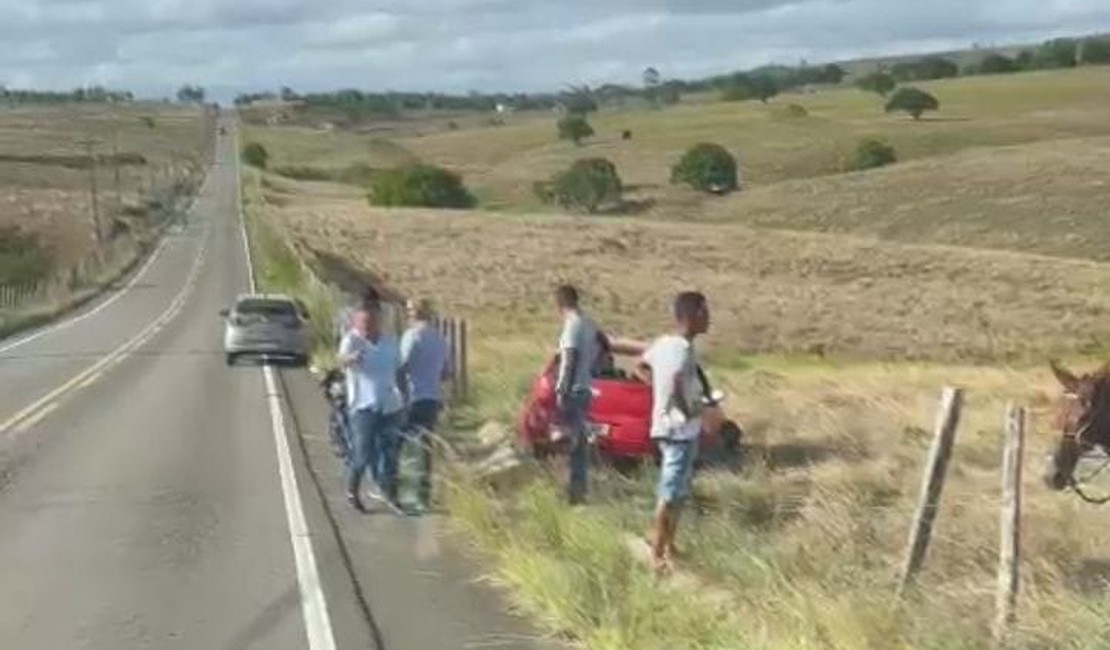 Motorista perde controle de carro em buraco e sofre acidente na AL-115, no Agreste alagoano