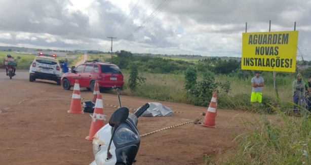 Condutor é atingido por carro e morre na AL-220, em Arapiraca; colisão também deixou um ferido