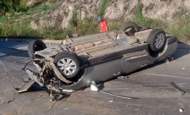 Mãe e filha ficam feridas em capotamento de carro 