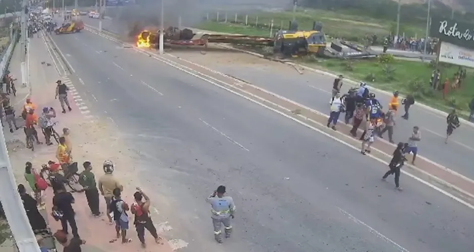 Motorista e ocupante são as vítimas de tombamento de carreta na Rota do Mar
