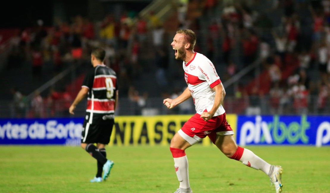 Fábio Alemão fez o segundo gol do CRB - Foto: Ailton Cruz