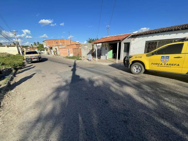 Namorados são alvejados a tiros dentro de bar; jovem sofreu parada cardíaca