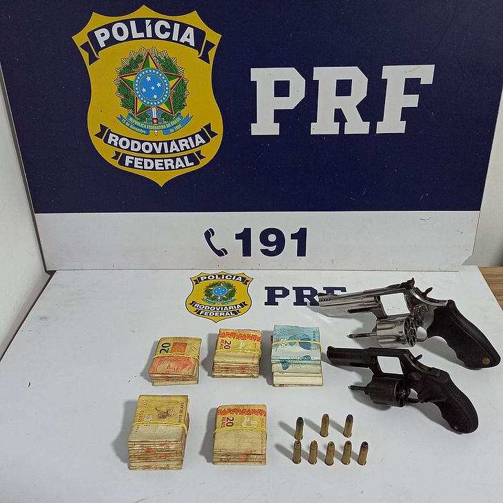 Motorista e passageiro de carro são presos com armas e R$ 10,5 mil em espécie, na BR-101