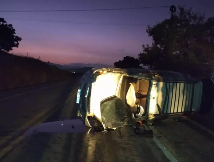 Duas pessoas ficam feridas após colisão de carro com búfalo na BR-104