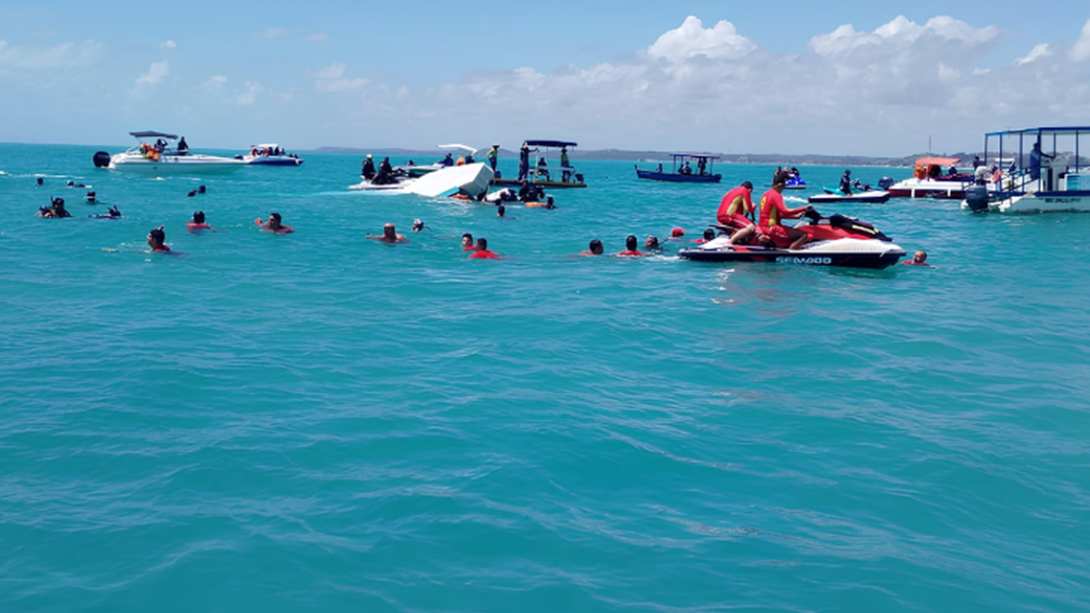 Polícia e Marinha vão investigar naufrágio de catamarã em Maragogi; um turista morreu