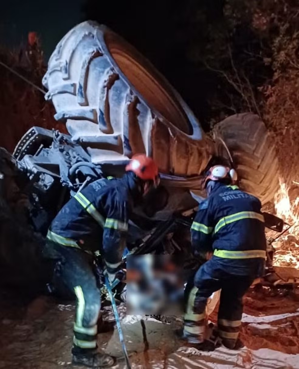 Bombeiros retiraram corpo de homem que estava preso às ferragens — Foto: Divulgação/CBM-AL