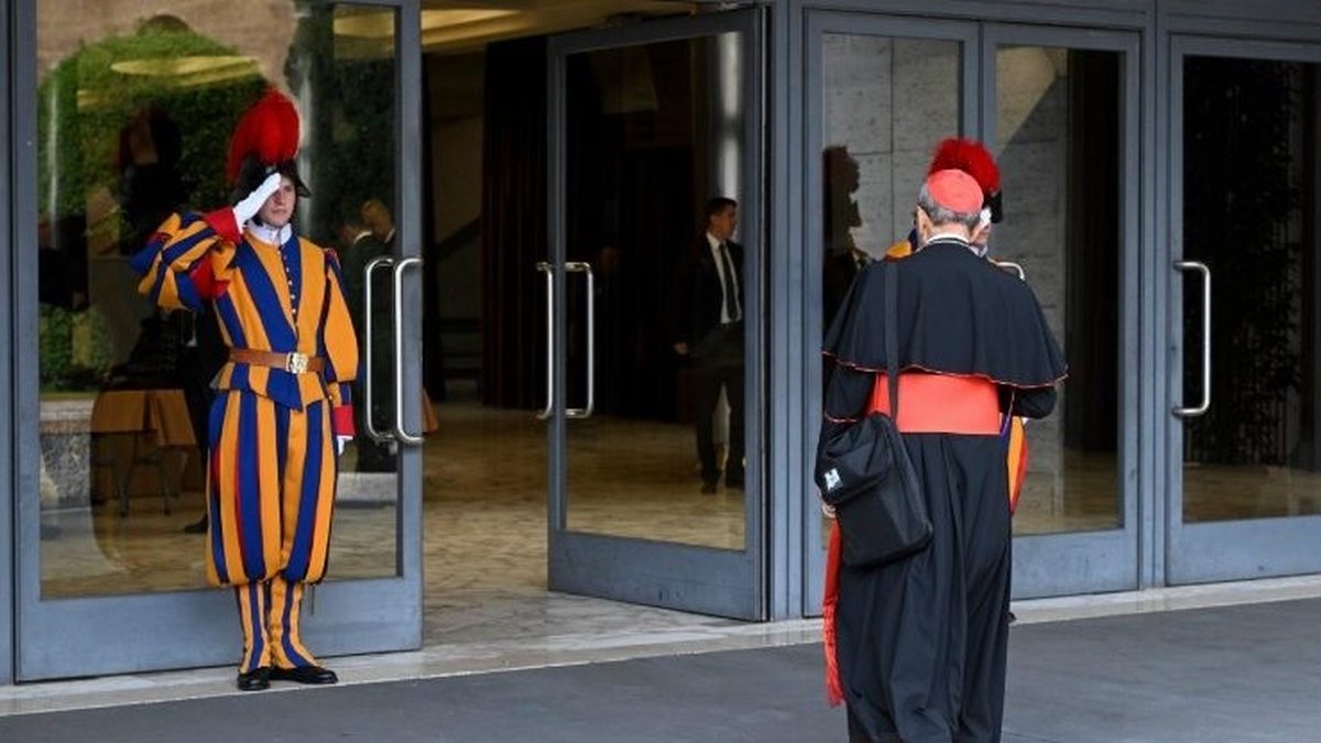 Cardeal condenado e demitido por Francisco toma decisão sobre conclave