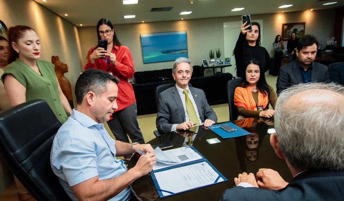 Governador assina acordo que permite emissão da Carteira de Identidade pelos cartórios