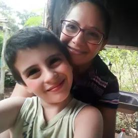 Filho de 10 anos salva mãe que estava sendo eletrocutada enquanto limpava casa: ‘Meu herói’