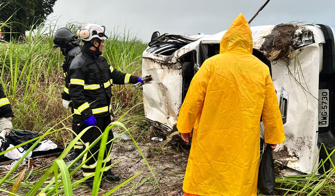 Motorista perde o controle da direção e capota carro em Marechal