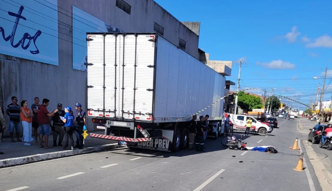 Motociclista morre em acidente com carreta na parte alta da capital