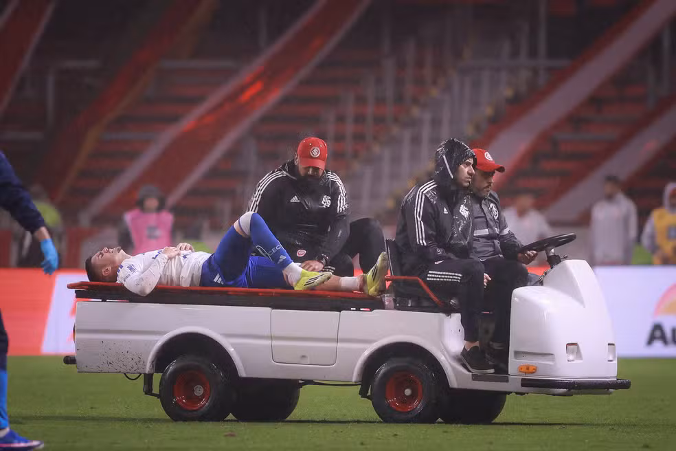Reforço do Cruzeiro, Gabriel Pec sofre fratura e passará por cirurgia; veja lance